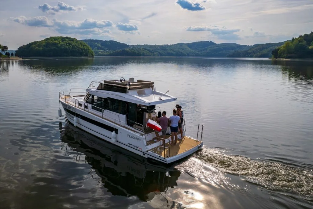 Rejs jachtem po Jeziorze Rożnowskim — marina 3,4 km od Domków w Gródku