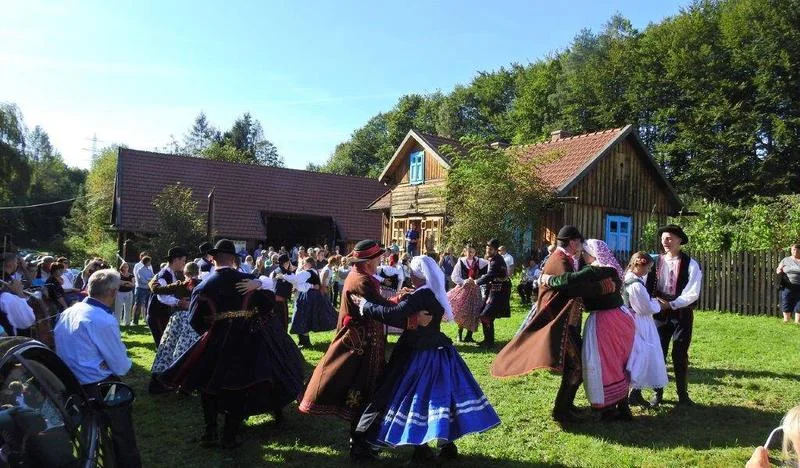 Tańczący ludzie Osada Młyńska Roztoka Brzeziny