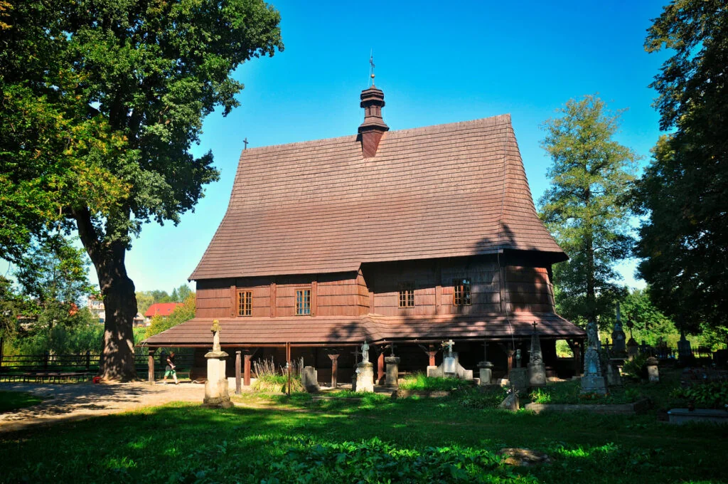 Gotycki kościół drewniany św. Leonarda w Lipnicy Murowanej z końca XV wieku W środku, za ołtarzem znajduje się drewniany obelisk Światowida